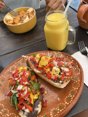 Smoothie de mango y plato de fruta  at NorthSide Cafe in Sayulita