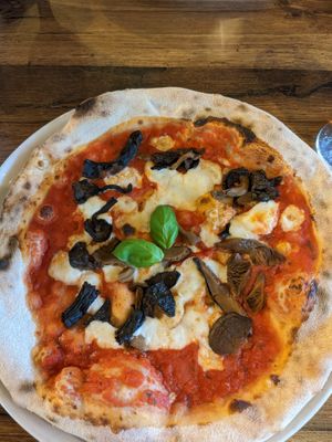 Vegan mushroom pizza at Cheese and Tomatin in Aviemore