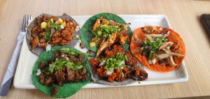 Primera ronda de tacos veganos: taco de pastor, bisteck, setas al pastor, setas asadas y chorizo at Buena Vida - Plant Based Bar in Queretaro