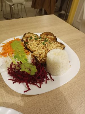 Eggplant with salat and rice at Loving Hut - Nowolipie in Warsaw