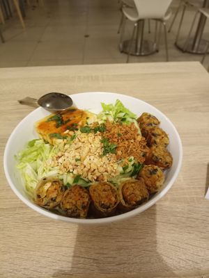 Bowl with tofu and spring rolls at Loving Hut - Nowolipie in Warsaw