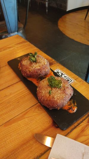 Pakores de verdures amb salsa muhammara at WALD in Barcelona
