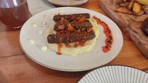 Curry-wurst amb puré de patata i salsa picant at WALD in Barcelona