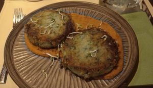 Souzouki lachanikon (Gemüse Bratlinge mit Bohnenpüree) at Gefsis in Bitterfeld-wolfen