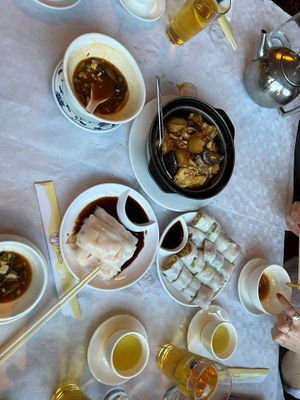 Mushroom tofu claypot dish; vegan sour and spicy Szechuan soup, rice rolls with youtiao at Full Moon City in The Hague