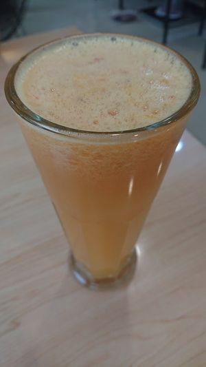 NTD120，綜合果汁，mixed juice (I tasted apple, pineapple, maybe some banana? Was very good!) at Yǒujī Dàdì 有機大地健康蔬食餐廳 in Jiaoxi