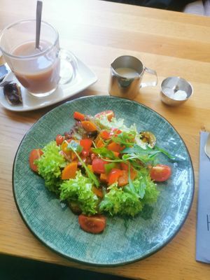 Schwarzer Tee mit Hafermilch, Brot mit Pesto und Grillgemüse at Hafen 5 in Aurich