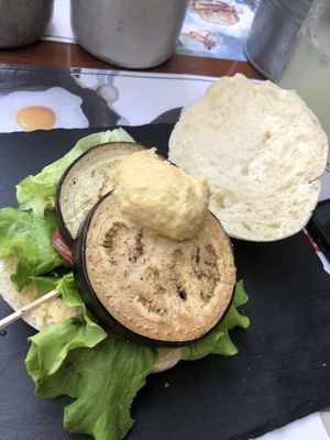 Just had the worst vegan “burger” ever.  No patty - just two inedible, undercooked slices of aubergine, tomato, lettuce & a tsp of hummus on a dry bun. No sauce  €7.20. Rip-o at Porta 35 in Aveiro