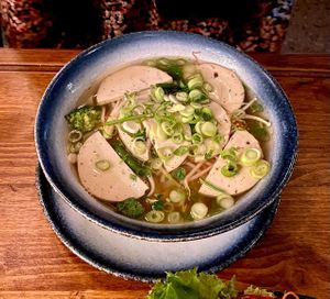 Vegan Phở with tofu, which has nothing to envy to the original of this typical Vietnamese dish at Ban Vegan in Berlin