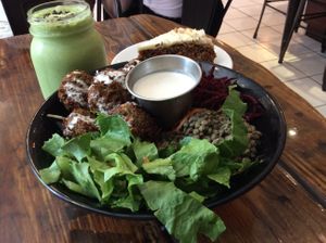 Falafel bowl, smoothie vert et carrot cake. at Panthere Verte - Centre-Ville in Montreal