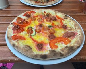 Pizza mit veganer Creme Fraiche, Gemüse, „Fleisch“bällchen und veganem Käse  at Eulchen Brauereiausschank in Mainz