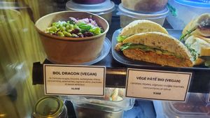 Sandwich and dragon bowl at Café l'Abri Côtier in Tadoussac