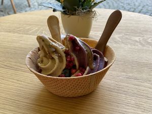 Banana softeis mit topping at Keep Bañana in Munich