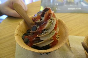 Klassik Banana mit Schoko und Erdbeersauce at Keep Bañana in Munich