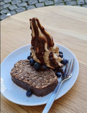 Ice cream and banana bread at Keep Bañana in Munich