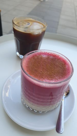 Iced Americano and pink latte at Keep Bañana in Munich