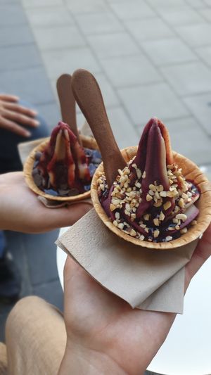 Ice cream, one with blueberry sauce and hazelnuts, the other with blueberry sauce and chocolate chips at Keep Bañana in Munich