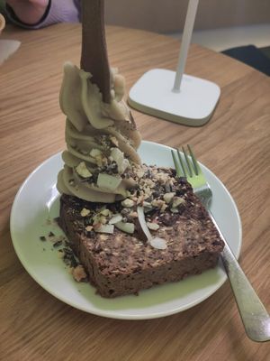 Bananenbrot choco mit Eis und 3 Toppings at Keep Bañana in Munich