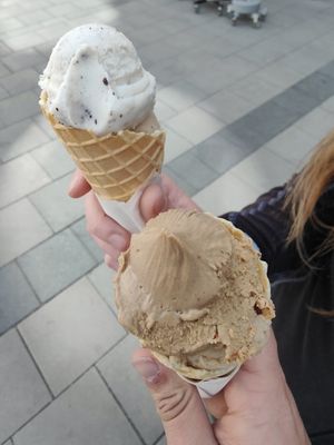 Stracchiatella and banana // salted almond caramel and banana at Keep Bañana in Munich