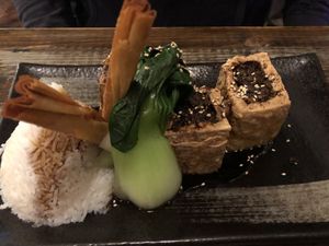 Tofuwürfel mit Pilzen gefüllt, blanchiertem Pak Choi und Sojareduktion  at Ong Tao in Oberursel