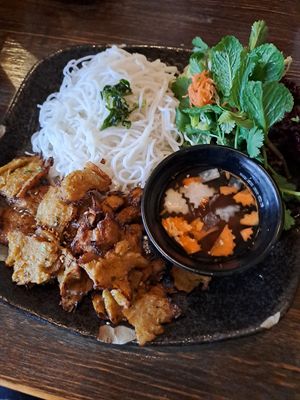 Gebratener Saitan mit Reisnudeln at Ong Tao in Oberursel