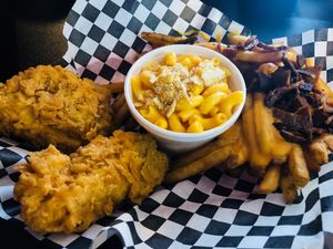Fried chicken basket at Doomie's Home Cookin' in Hollywood