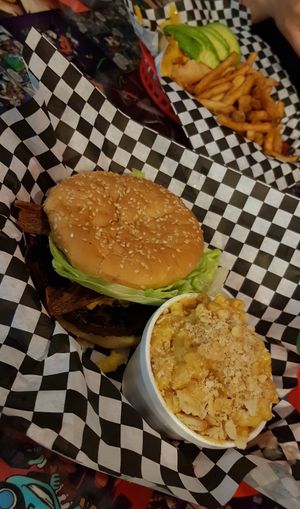 Vegan Big Mac, and vegan Mac n Cheese 💚 at Doomie's Home Cookin' in Hollywood