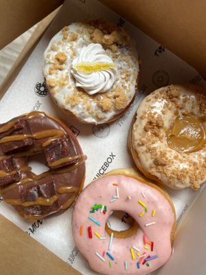 Box of 4 mix: 2 classic flavors and 2 specials  at The Juicebox Lima in Lima