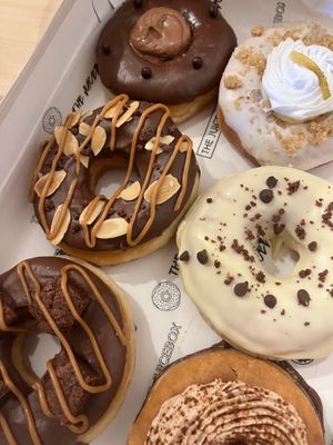 Box of 6 mix: brownie, salty, choco bomba, tiramisú, maracuyeah and lemon pie  at The Juicebox Lima in Lima