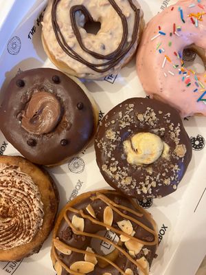 Box of 6 mix: tiramisu, choco bomba, Reese’s, salty, Boston cream and homer at The Juicebox Lima in Lima