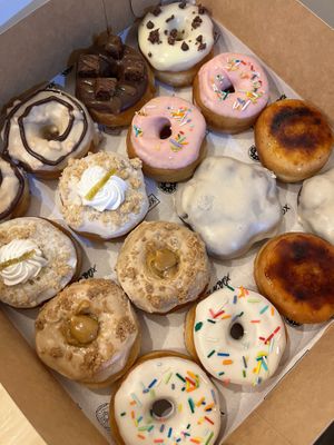 Box of 16 mini mix: combination between classic and special flavors  at The Juicebox Lima in Lima