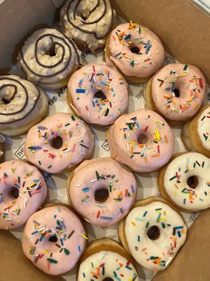 Box of 16 mini classic: Reese’s, Homer, confetti

Great for parties or events  at The Juicebox Lima in Lima