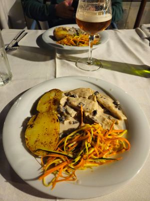 Heura bites with sauce "Strogonoff", potatoes and veggies at Celeste in Castelldefels