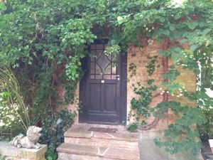 Entrance to the restroom at Ulriksdals Trädgård Arts & Crafts in Kivik