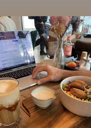 Bettys Bowl und caramell latte macchiato   at Coffee Brew in Krefeld