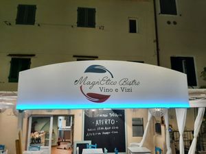 Insegna at MagnEtico Bistrò in Porto Azzurro