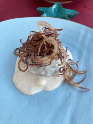 Tortino di cipolle rosse in crema di parmigiano con chips di cipolle  at MagnEtico Bistrò in Porto Azzurro