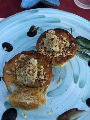 Tortini di ceci e carote con granella di nocciole  at MagnEtico Bistrò in Porto Azzurro