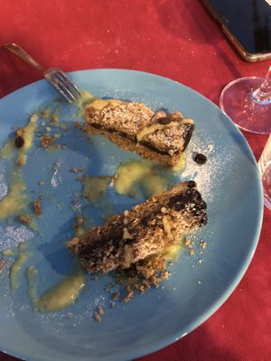 Sbriciolata al caffè e cioccolato con salsa al rum  at MagnEtico Bistrò in Porto Azzurro