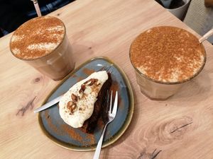 Chai lattes with carrotcake at Kattencafé Op z'n Kop in Groningen