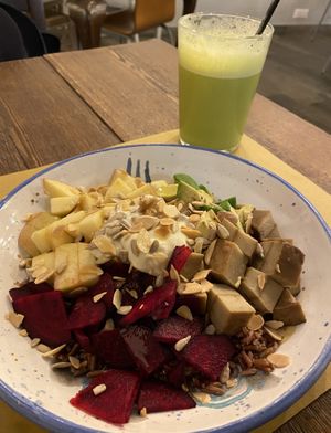 Bowl barbabietola mela seitan avocado riso e mandorle at re BiO in Rome