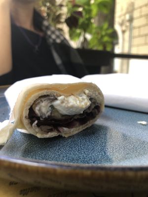 Wrap con verduras asadas, presto, almendras y queso vegano  at re BiO in Rome