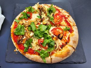 Vegan pizza at Nata Pura in Sintra