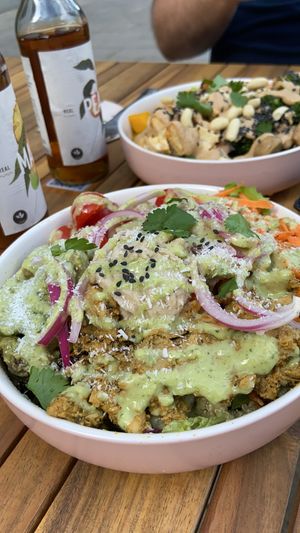 Above: Tokyo Teriyaki bowl, under: Coco California   at råbowls in Hamburg