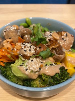 Tokio teriyaki bowl  at råbowls in Hamburg