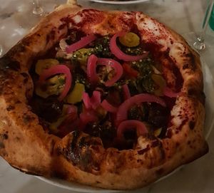 Courgettes, oignons, champignons, aubergines confites, pesto et pickles d'oignon rouge 🤤 at Pizzeria Canaglia in Caen