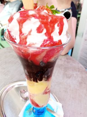 custom-made vegan strawberry cup with dark chocolate, vanilla and pistachio ice cream at Eiscafe Cortina in Cologne