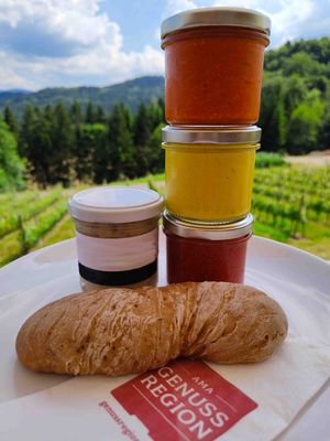 Und auf Nachfrage a Jause, Schilcherei® | Weingut Hannes und Luise Jöbstl at Weingut Jöbstl in Wernersdorf