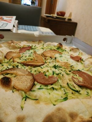 Pizza bianca con mozzarella violife, zucchine, velami e pangrattato at Il Piccio in Bari