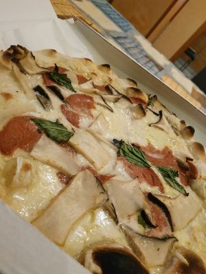 Pizza bianca con mozzarella violife, funghi freschi, velami e basilico at Il Piccio in Bari